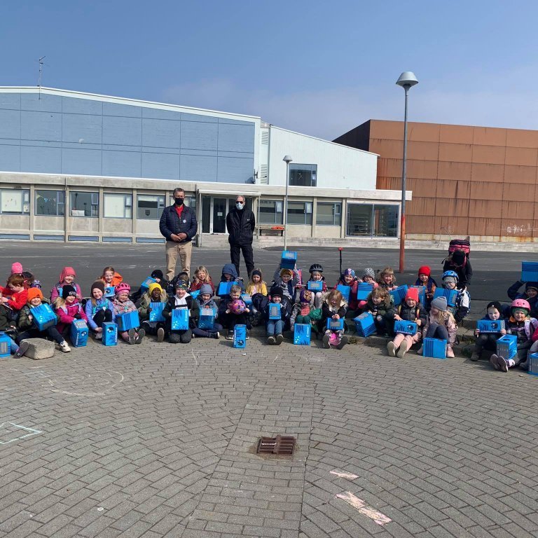 1. bekkur fær afhenta reiðhjólahjálma sem Kiwanismenn gáfu.