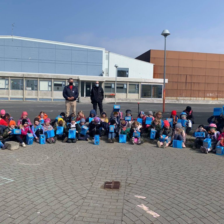 Kiwanis gaf nemendum í 1. bekk reiðhjólahjálma vorið 2021.