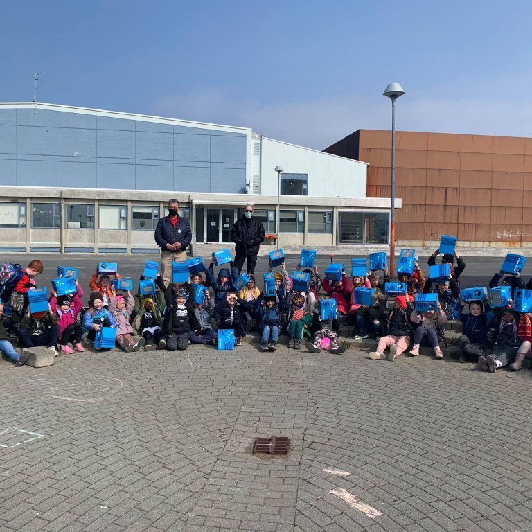 Kiwanis gaf nemendum í 1. bekk reiðhjólahjálma vorið 2021.