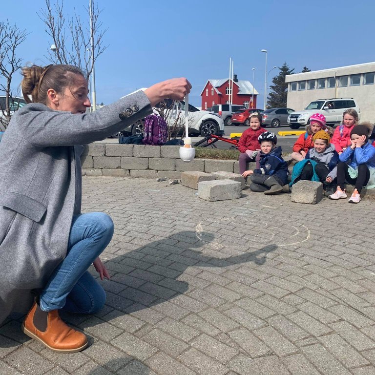 Kiwanis gaf nemendum í 1. bekk reiðhjólahjálma vorið 2021.