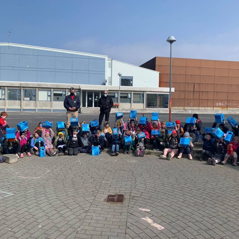 Kiwanis gaf nemendum í 1. bekk reiðhjólahjálma vorið 2021.