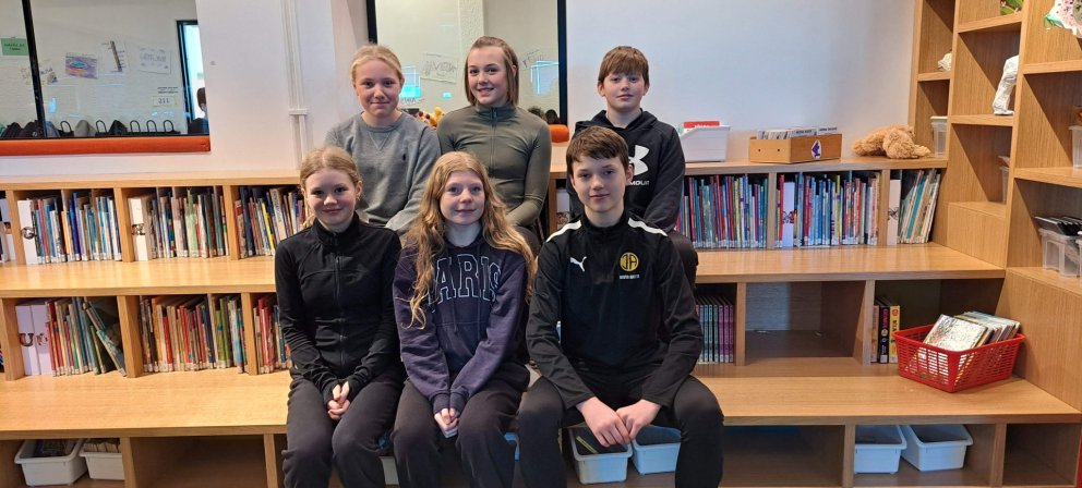 Hópurinn sem mun taka þátt í Lokahátíð upplestrarkeppni grunnskólanna á Akranesi.