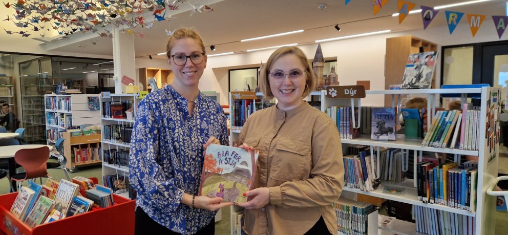 Guðný Sara Birgisdóttir höfundur bókarinnar og Jónella Sigurjónsdóttir skólasafnskennari Brekkubæjar…