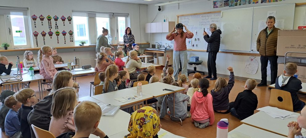 1.bekkingar fá hjálma að gjöf