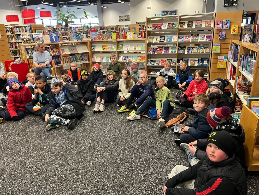 Hér má sjá nemendur í 4. bekk fá kynningu á  sumarlestrinum.