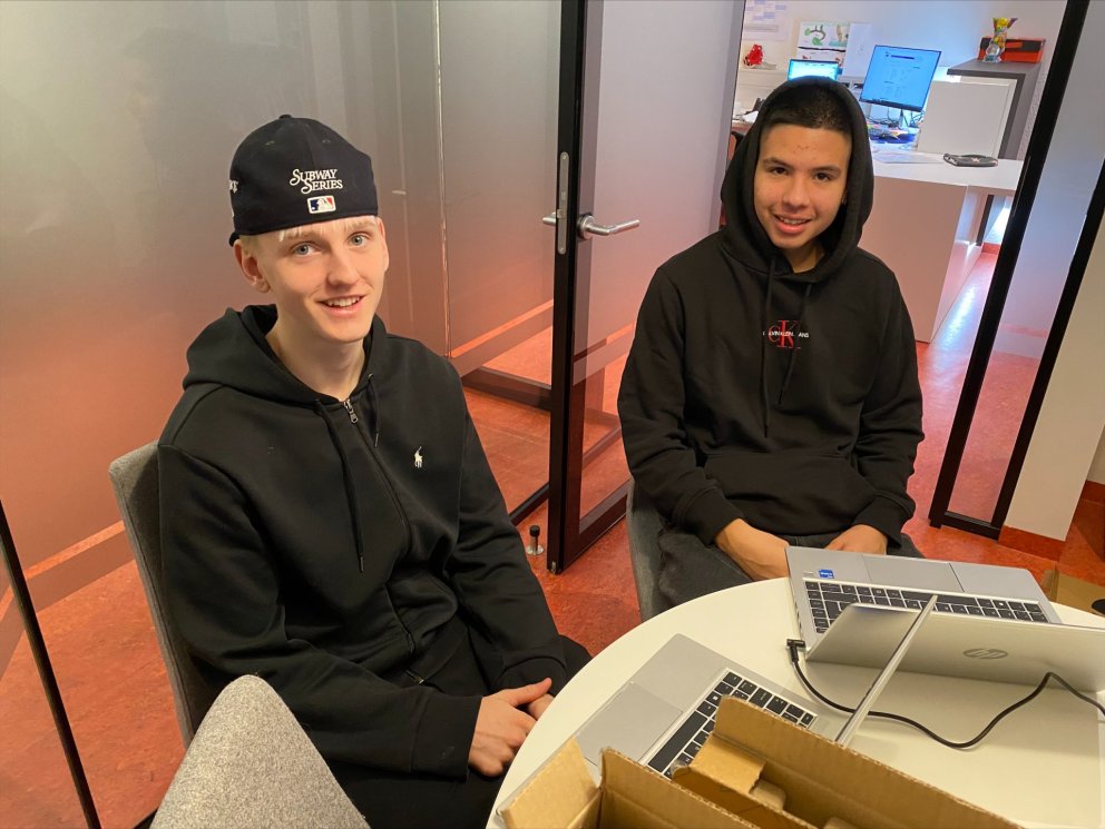 Nemendur fá tölvur til umráða