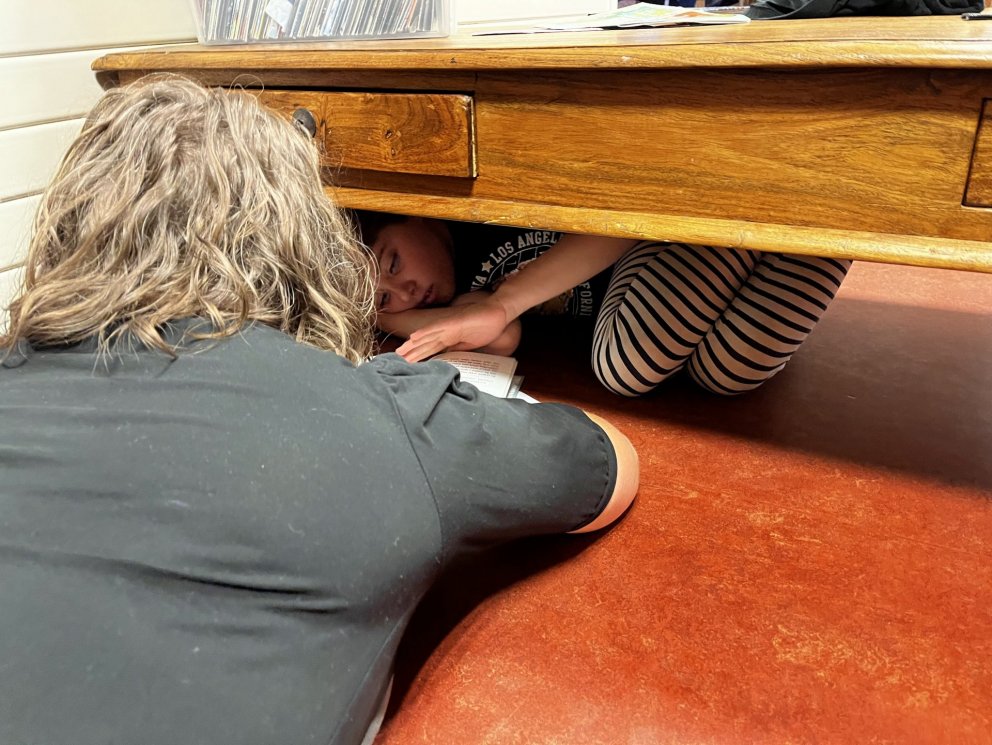 Allir lesa á alþjóðadegi læsis; Skólinn fylltist af fólki