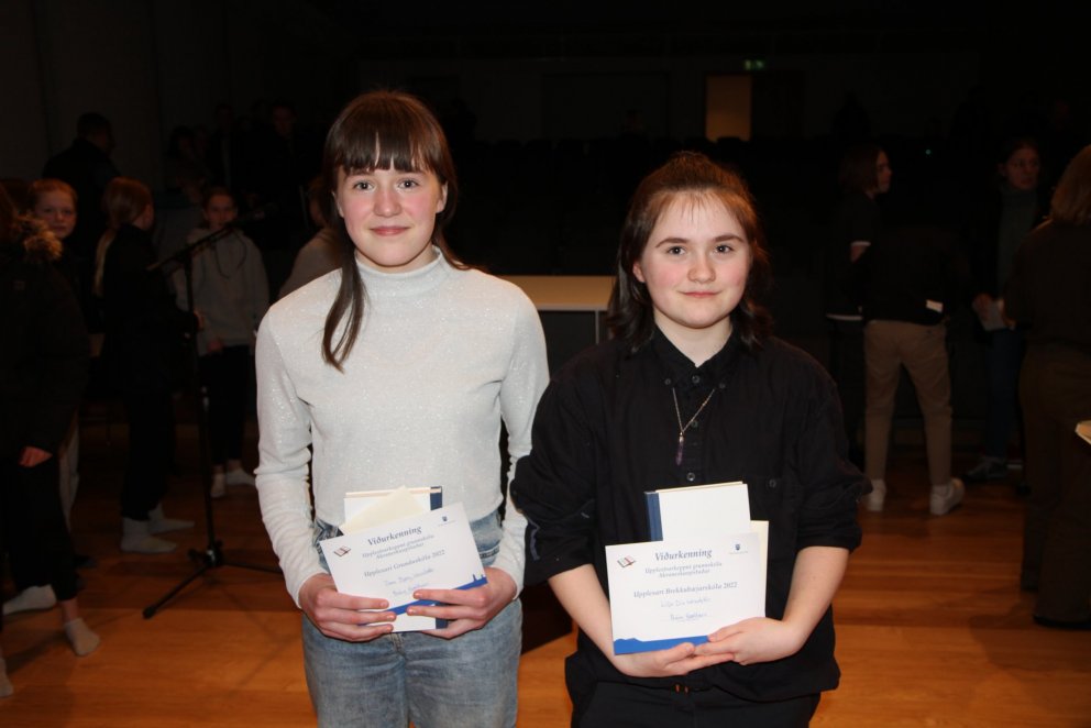 Tinna Björg og Lilja Dís voru valdar upplesarar grunnskólanna á Akranesi 2022.