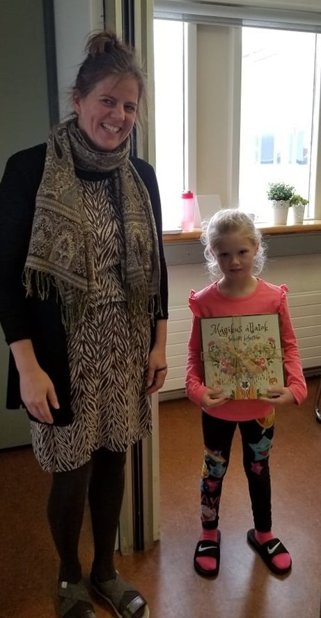 Anna Lea fékk viðurkenningu fyrir að giska næst fjölda bóka.