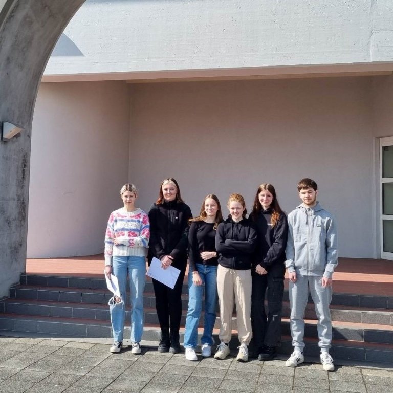 Nemendur Brekkubæjarskóla sem voru í efstu 10 sætunum í sínum árgangi.
Frá vinstri: Anna Valgerður,…