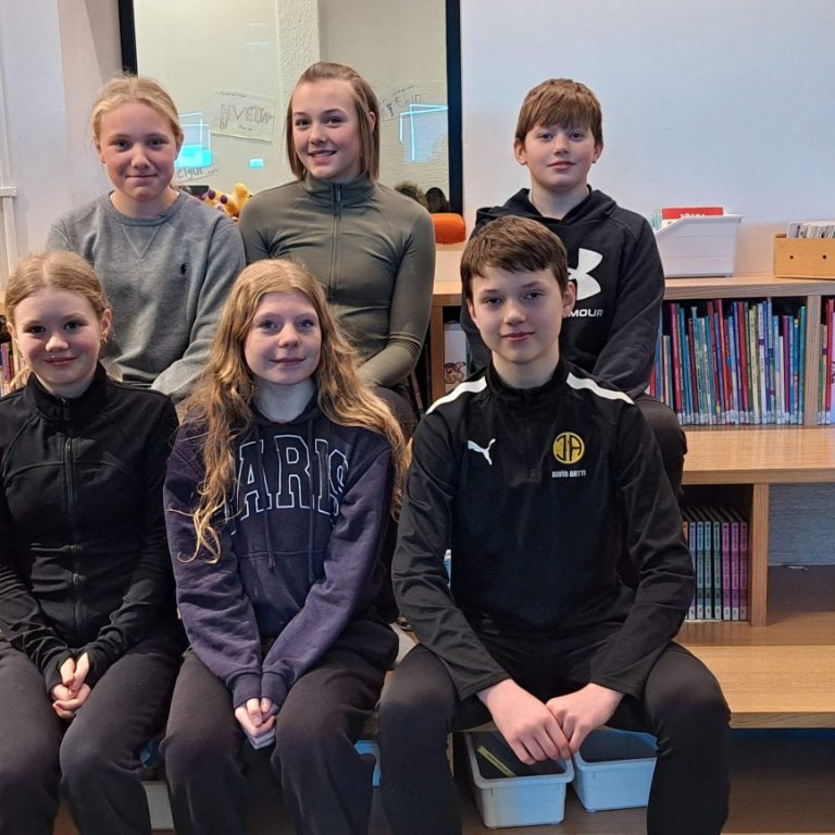 Hópurinn sem mun taka þátt í Lokahátíð upplestrarkeppni grunnskólanna á Akranesi.