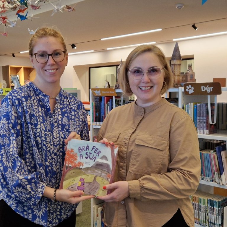 Guðný Sara Birgisdóttir höfundur bókarinnar og Jónella Sigurjónsdóttir skólasafnskennari Brekkubæjar…