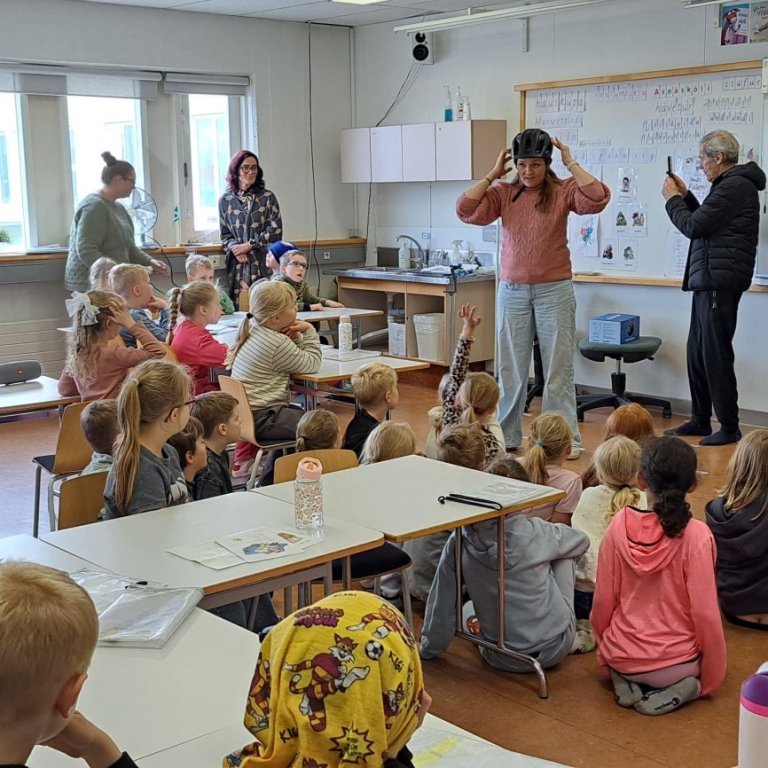 1.bekkingar fá hjálma að gjöf
