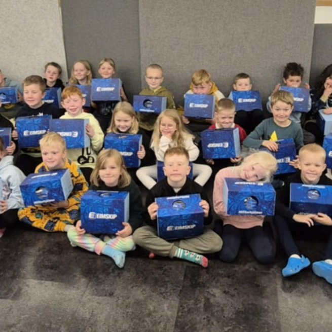 Kiwanisklúbburinn Þyrill gefur 1.bekk hjálma