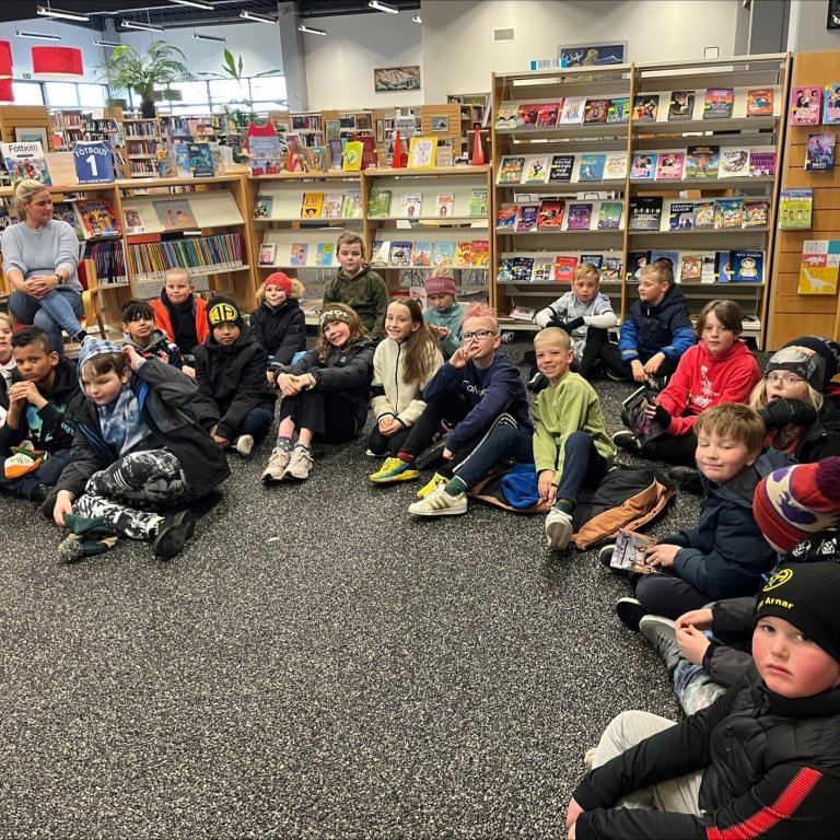 Hér má sjá nemendur í 4. bekk fá kynningu á  sumarlestrinum.