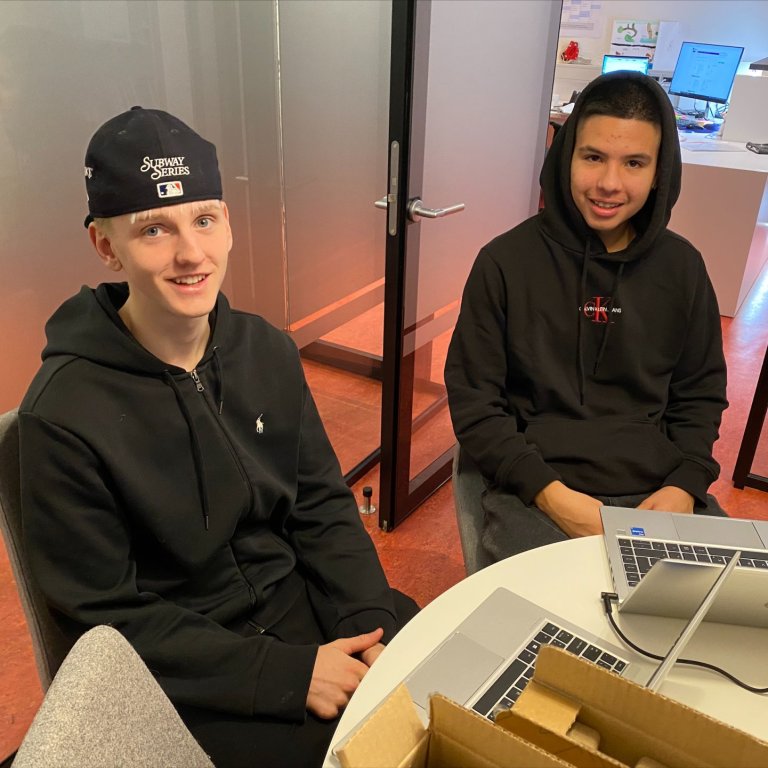 Nemendur fá tölvur til umráða