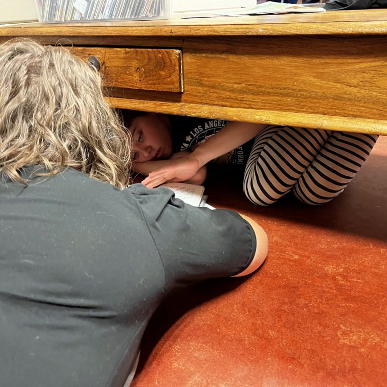 Allir lesa á alþjóðadegi læsis; Skólinn fylltist af fólki