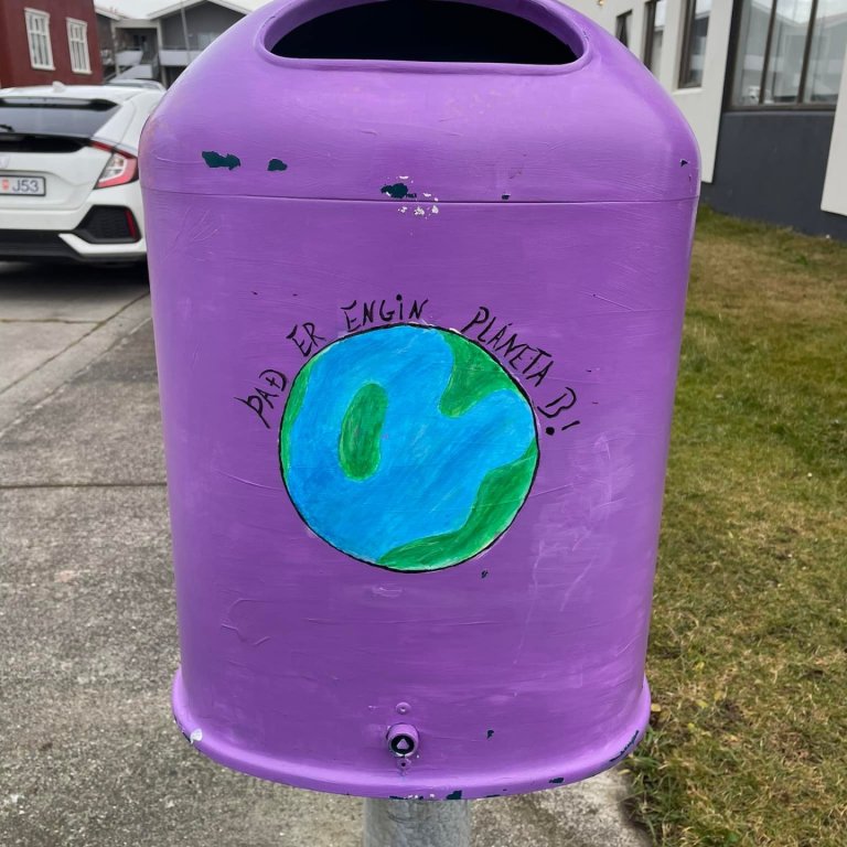 Listaverk nemenda fanga athygli bæjarbúa