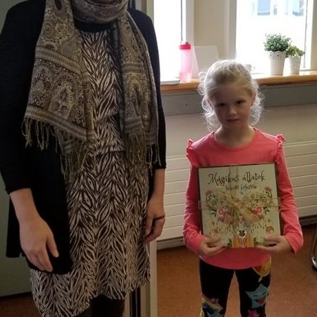 Anna Lea fékk viðurkenningu fyrir að giska næst fjölda bóka.